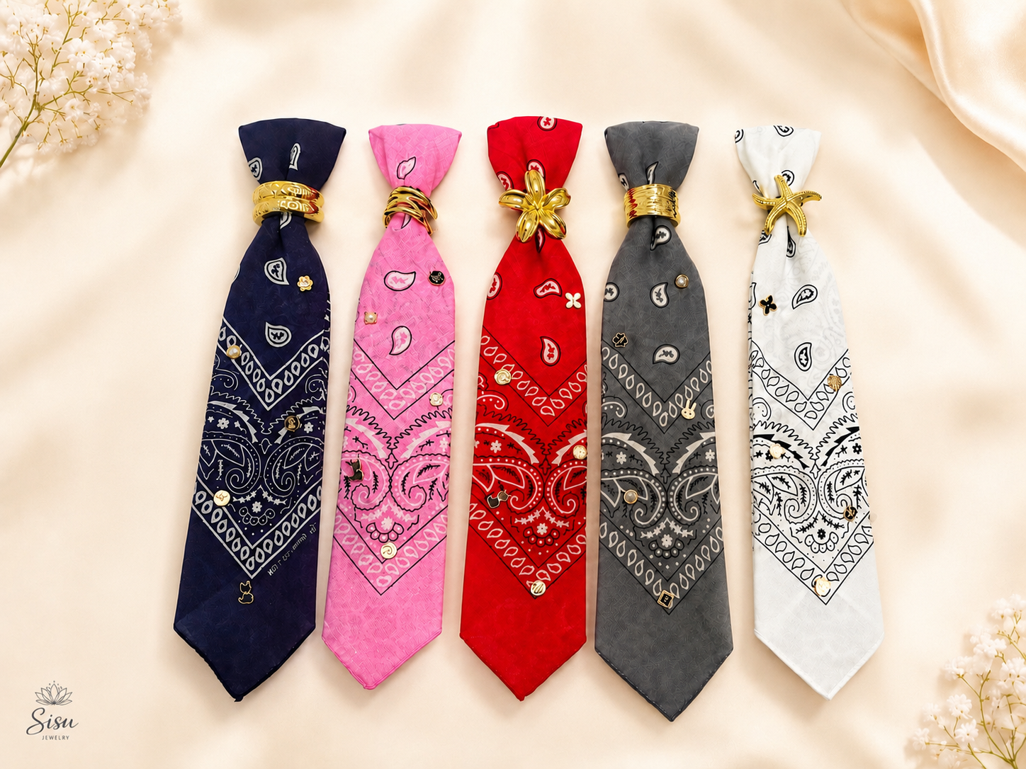 Collares corbata estilo bandana en rojo, blanco y negro con detalles dorados de Sisu Jewelry.