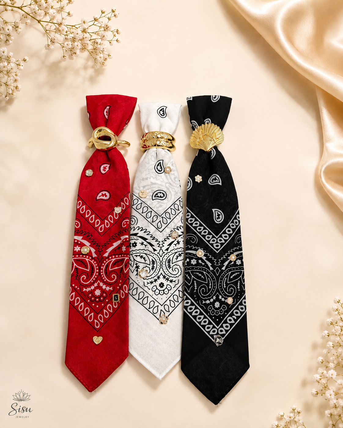 Collares corbata estilo bandana en rojo, blanco y negro con detalles dorados de Sisu Jewelry.